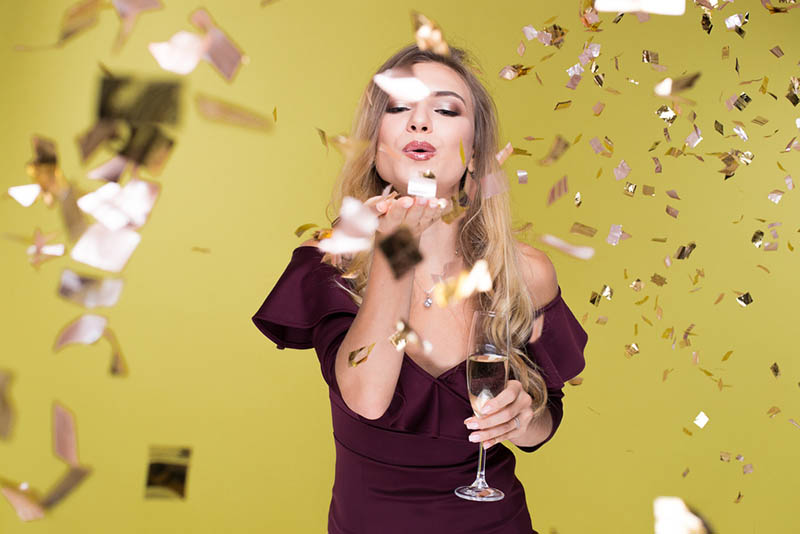 Schöne junge Frau mit Champagner beim Feiern