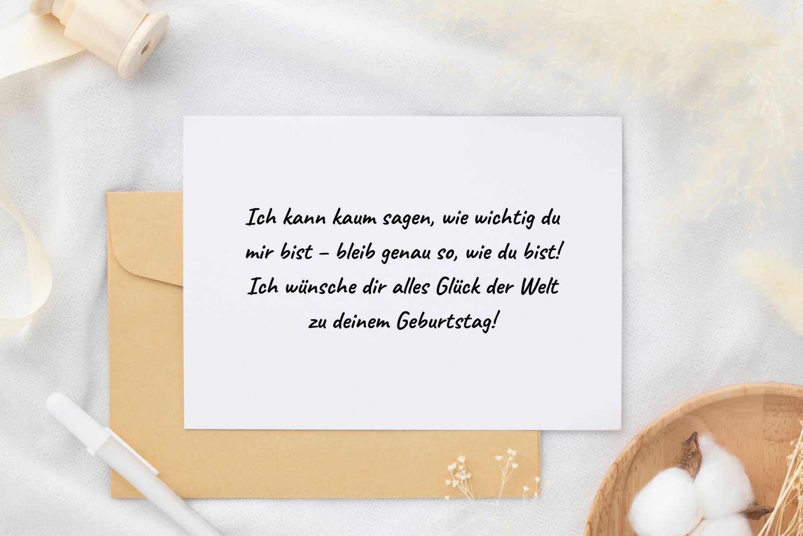 Geburtstagswunsch für eine Frau auf einem Papier geschrieben