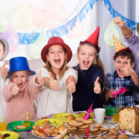 eine Gruppe 10-jähriger Kinder feiert gemeinsam einen Geburtstag