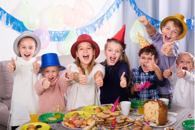 eine Gruppe 10-jähriger Kinder feiert gemeinsam einen Geburtstag