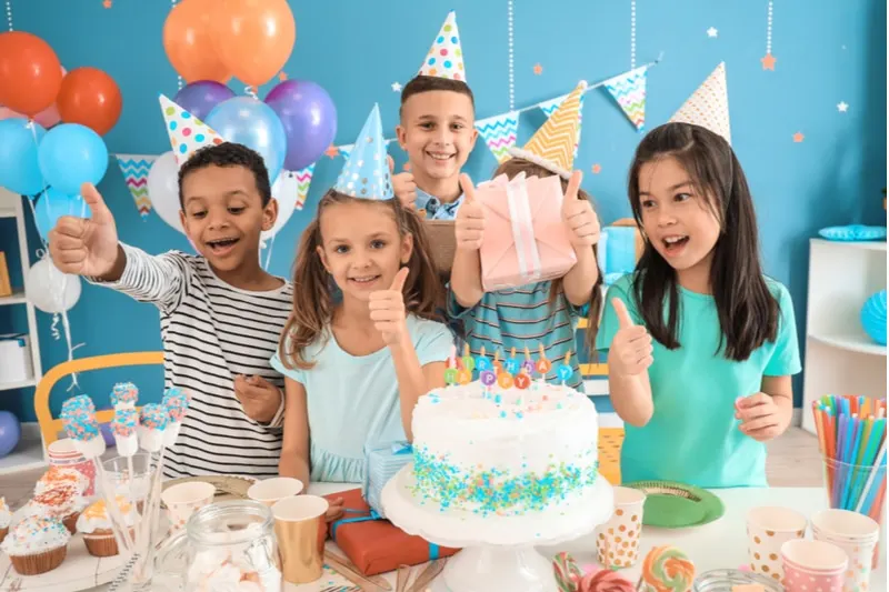 Kleine Kinder, die zu Hause Geburtstag feiern