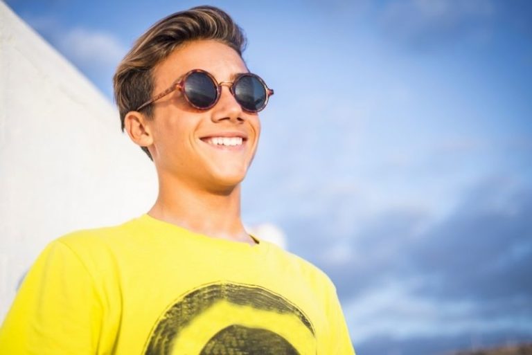 süßer junger Kerl mit Sonnenbrille