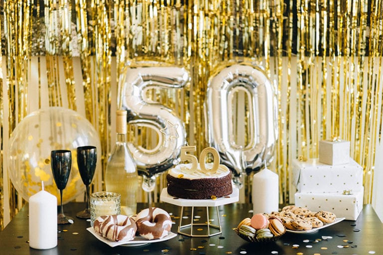 Tisch zum 50. Geburtstag dekoriert