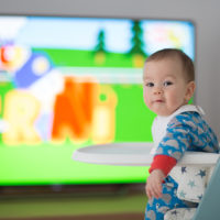 Baby sieht sich Cartoons im Fernsehen an
