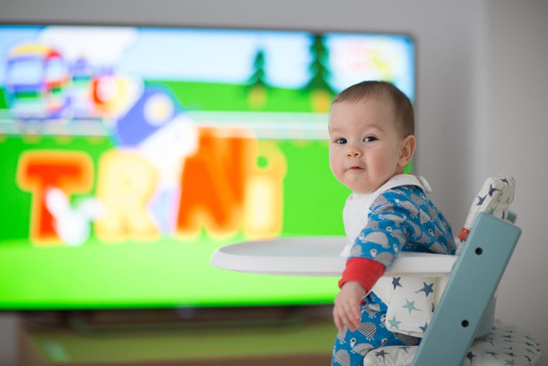 Baby sieht sich Cartoons im Fernsehen an