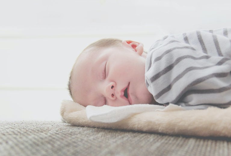 Baby schläft auf dem Bett