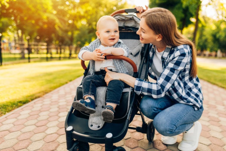kinderwagen - mutter und kind