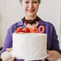 ältere Frau mit Kuchen zum 60. Geburtstag