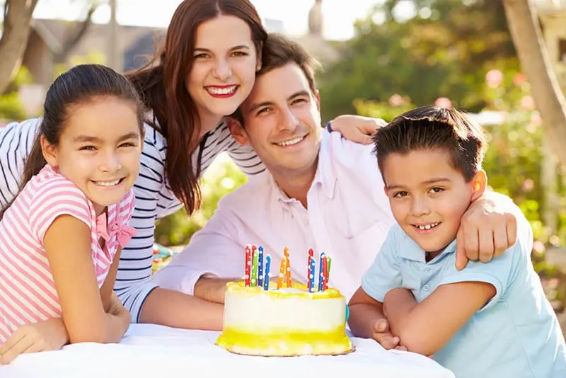Familie feiert Papas Geburtstag im Freien