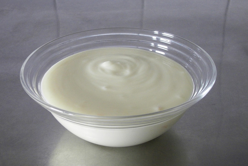 Glasschüssel mit Joghurt auf dem Tisch
