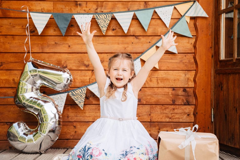 kleines Mädchen feiert ihren 5. Geburtstag