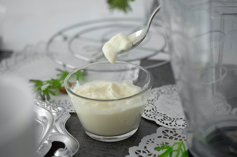 Joghurt im Glas auf dem Tisch
