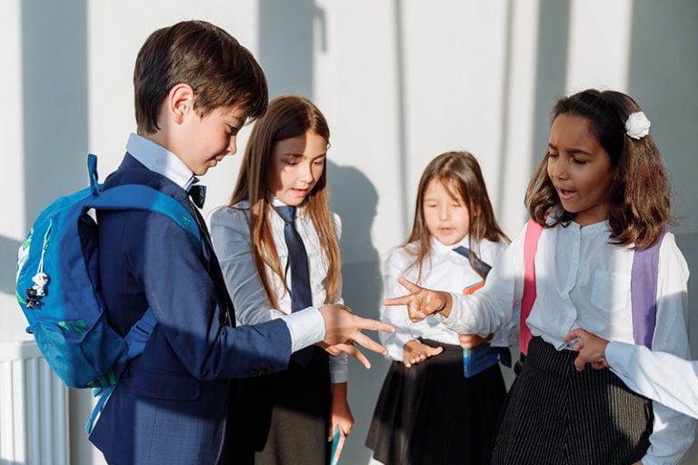 Schüler spielen auf dem Flur