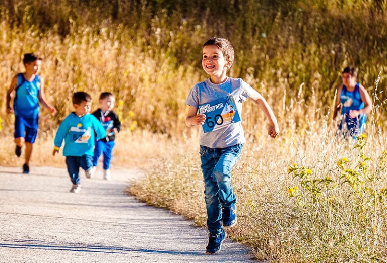 Kinder laufen auf Weg