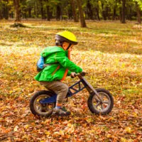 Zweijähriger Junge lernt Fahrradfahren