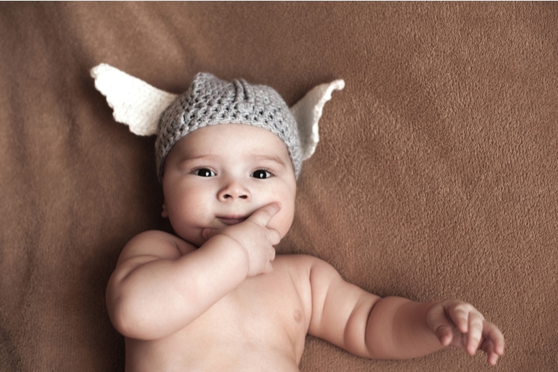 Süßes Baby mit gehäkelter Wikingermütze