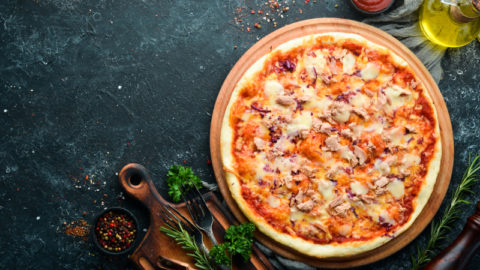 Traditionelle Pizza mit Thunfisch