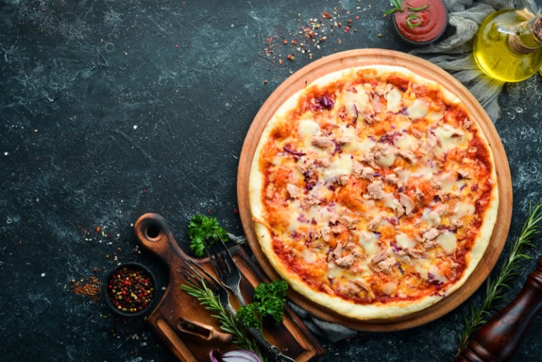 Traditionelle Pizza mit Thunfisch