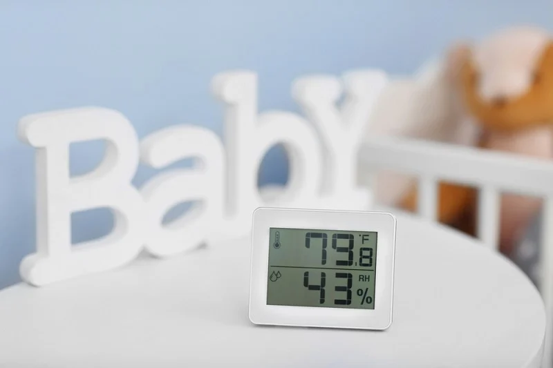 ein digitales Thermometer im Kinderzimmer