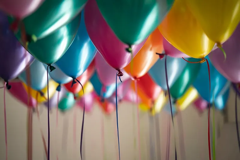 bunte Luftballons zum Geburtstag