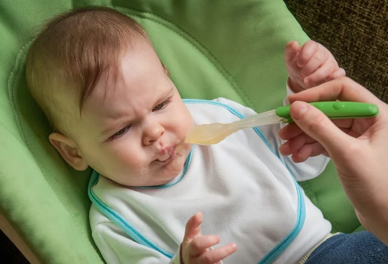 ein Baby, das sich weigert, etwas vom Löffel zu essen