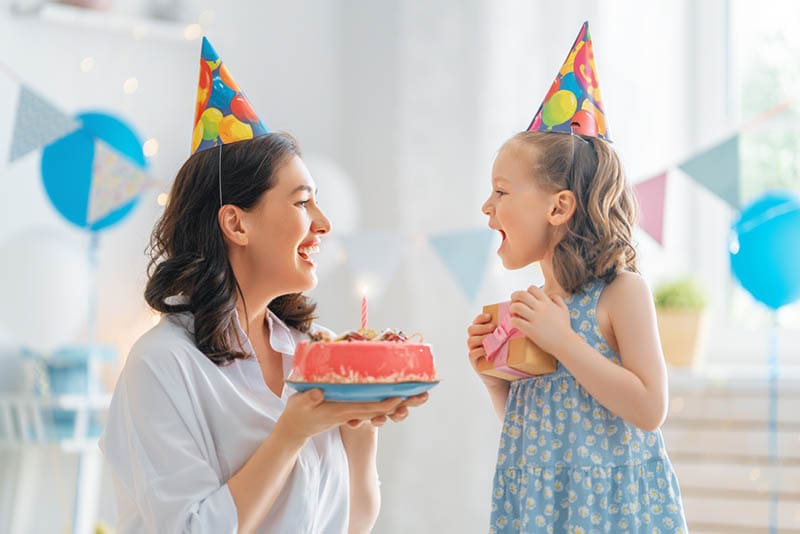 eine Tante und ihre Nichte feiern Geburtstag