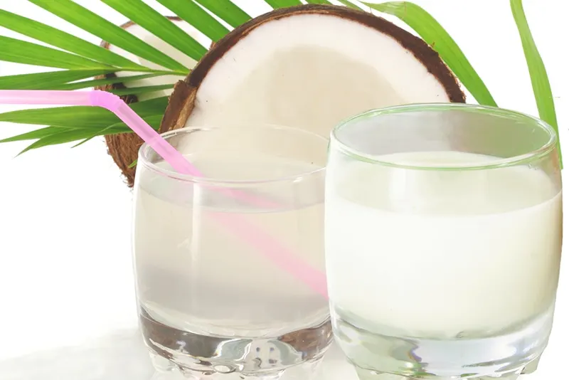 frisches Kokoswasser und Kokosmilch mit geschnittener Kokosnuss