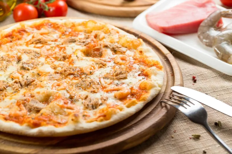 italienische Pizza mit Thunfisch