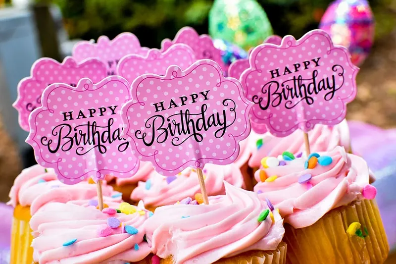 pinke Cupcakes mit Happy Birthday Karten drauf