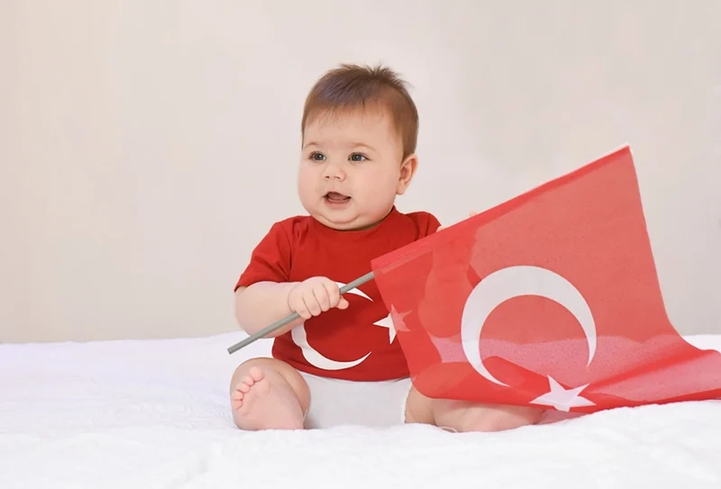 süßes Baby mit türkischem Flaggen-T-Shirt und türkischer Flagge