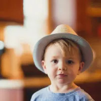 süßer Junge mit Hut