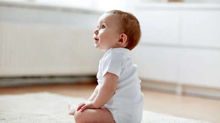 Dein Baby dreht den Kopf hin und her? Keine Panik, das tun viele Kinder