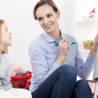 Mutter und Tochter spielen Henker-Wortspiel