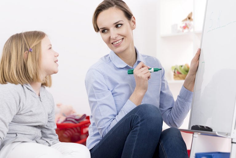 Mutter und Tochter spielen Henker-Wortspiel