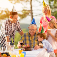 Großvater feiert Geburtstag mit seiner Familie