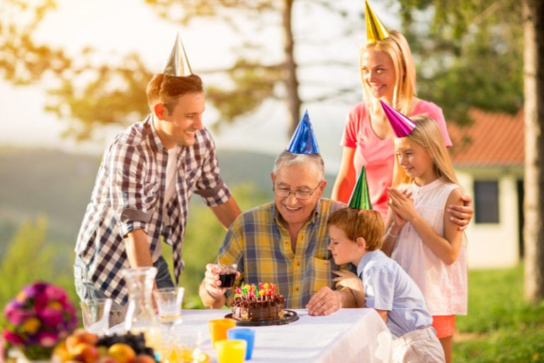 Großvater feiert Geburtstag mit seiner Familie