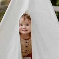 süßes kleines Mädchen im Zelt
