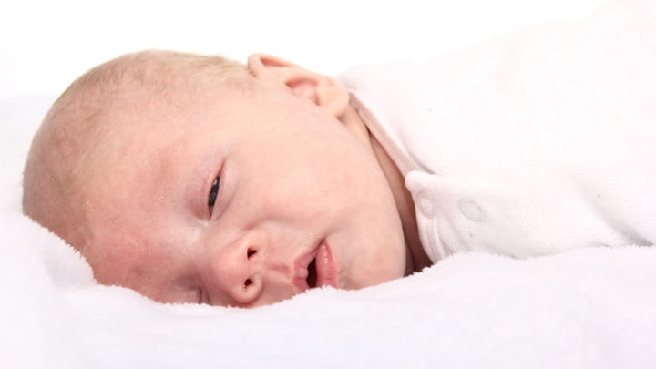 Mein Baby schläft mit offenen Augen – ist das normal?