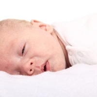 Baby schläft mit offenen Augen