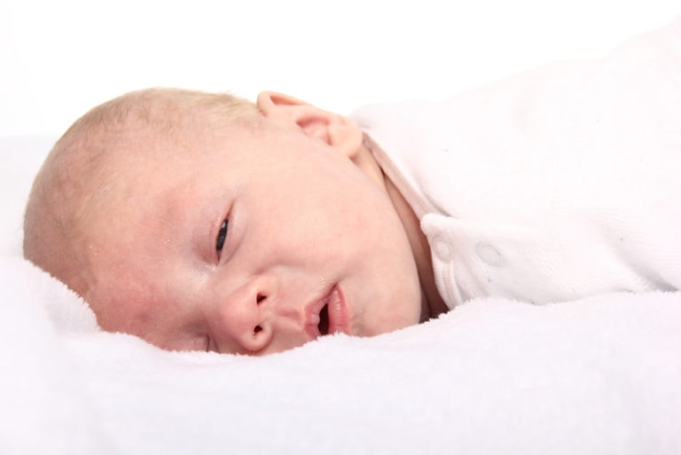 Baby schläft mit offenen Augen