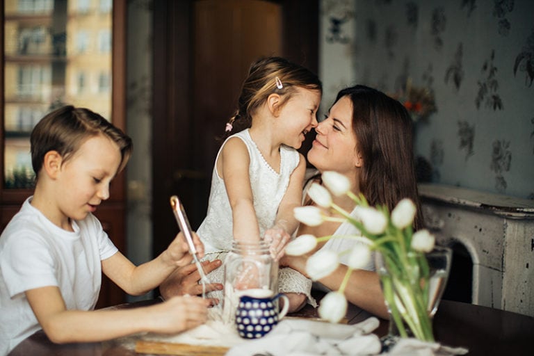 Mutter spielt mit ihren Kindern
