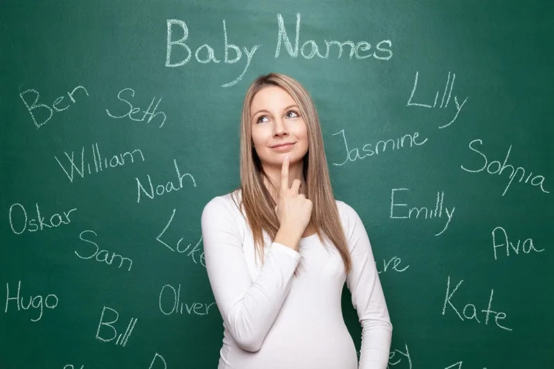 Schwangere Frau, die versucht, einen Namen für ihr Baby zu wählen, das das Kinn mit dem Finger berührt