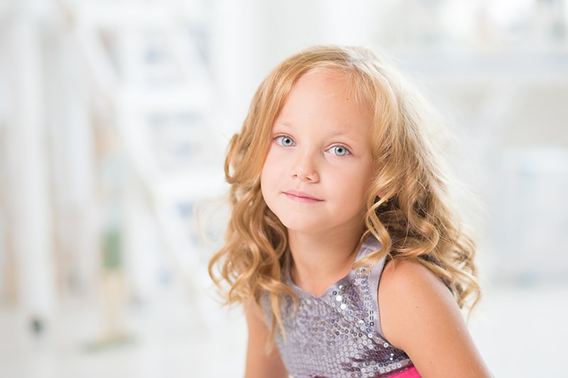 kleines Mädchen mit blonden Haaren