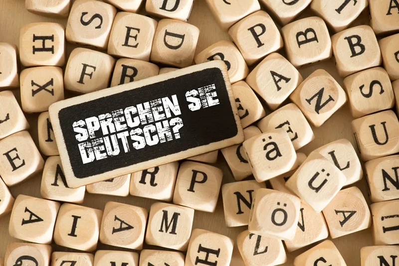 Sprechen sie Deutsch Frage auf Holzbrett und Holzbuchstaben
