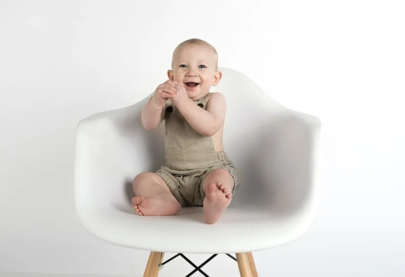 lächelndes Baby, das auf dem Stuhl sitzt