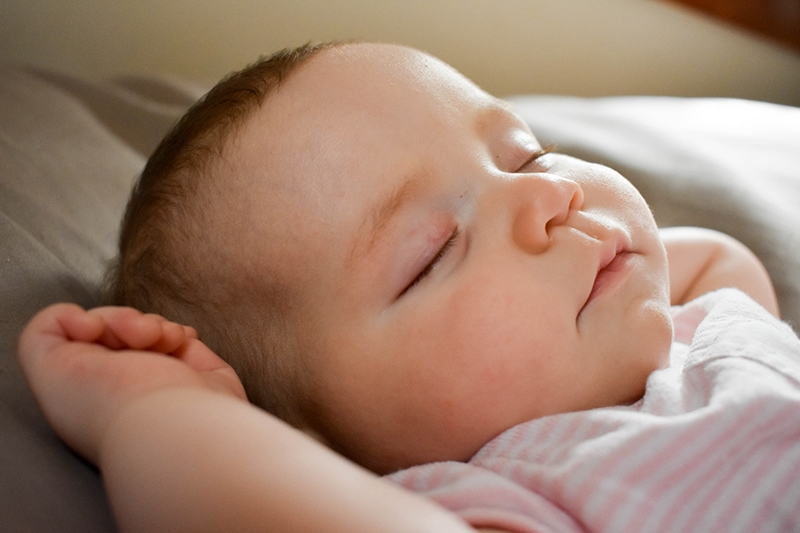 süßes Baby schläft im Bett
