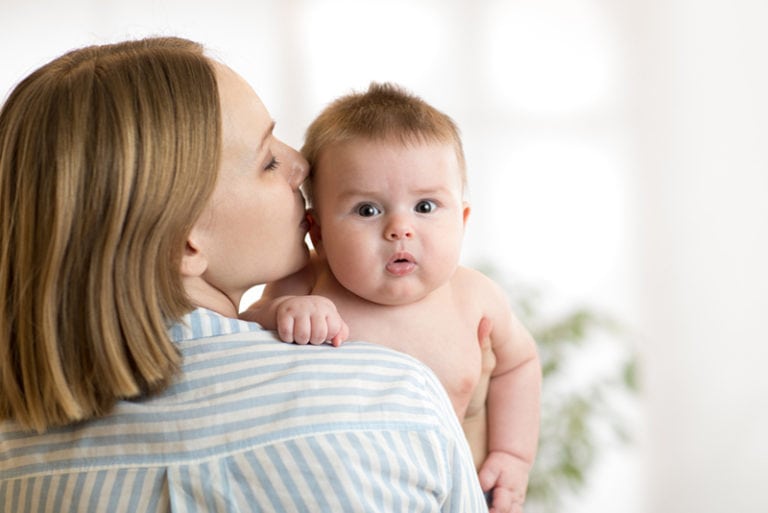 Mutter küsst ihr Baby