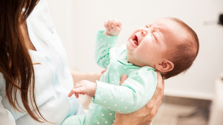Baby überstreckt sich – Wann sollte man mit dem Kind zum Arzt?