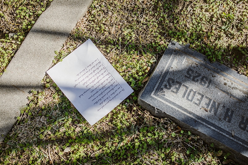 Brief auf einem Gras in der Nähe des Grabes