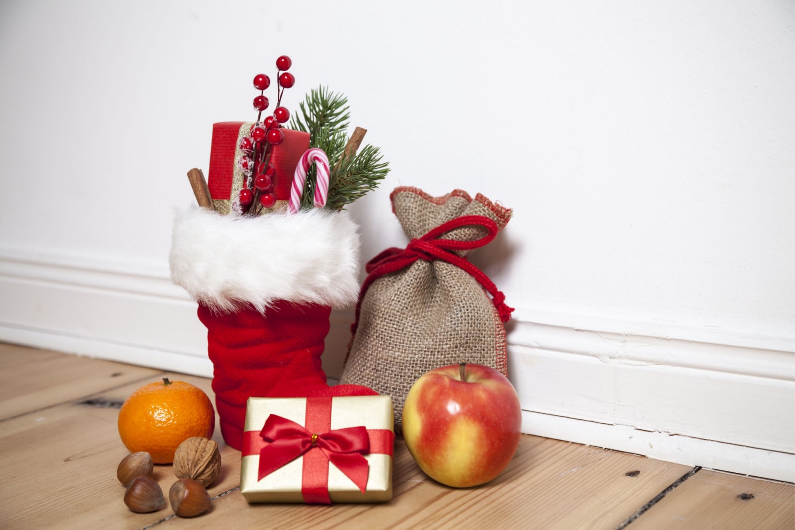 Nikolaus-Stiefel gefüllt mit Süßigkeiten, Obst und einer Geschenktüte